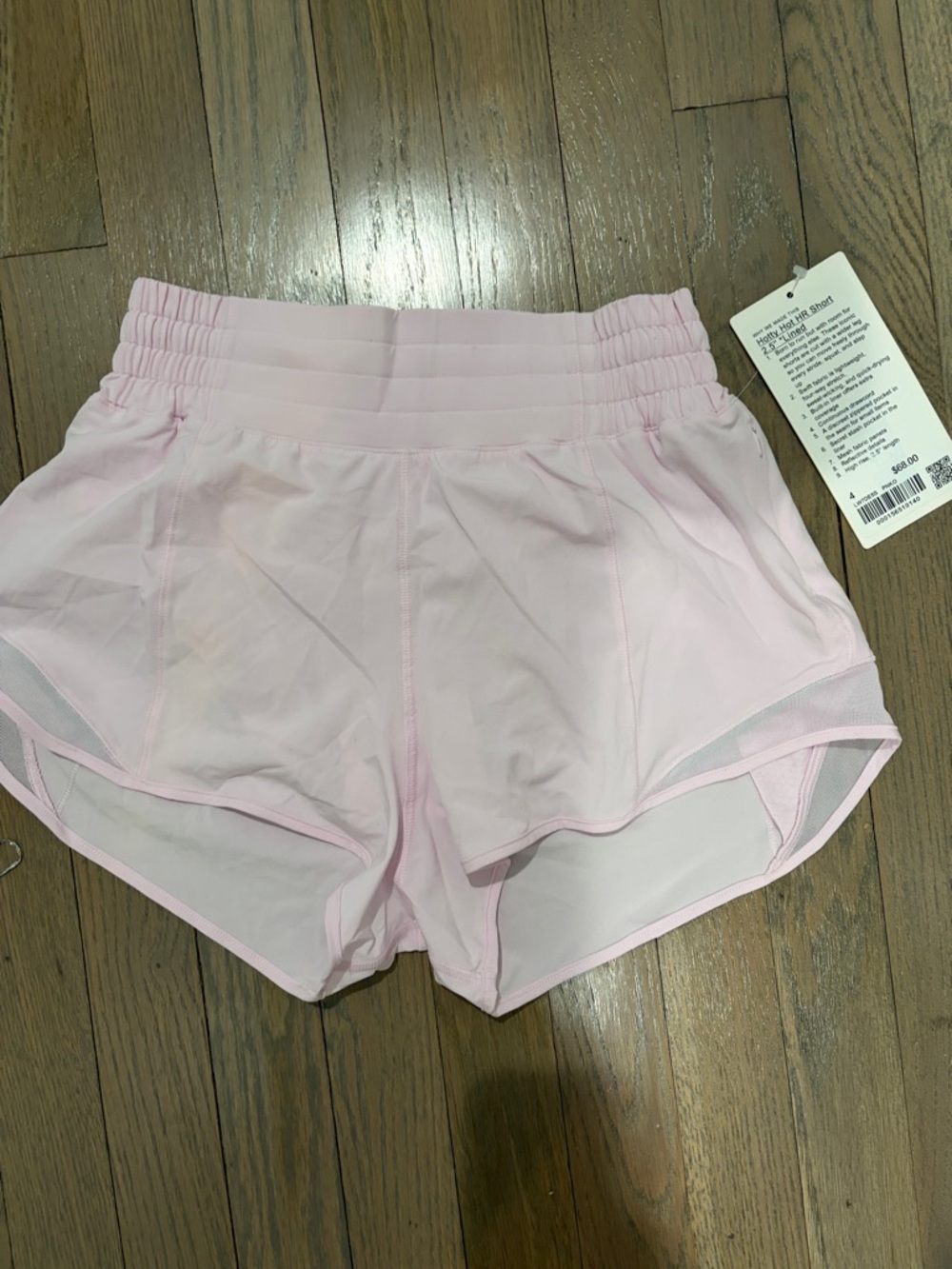 NEW WITH TAGS Light pink lululemon hotty hot shorts 
Size: 4 high waisted 2.5 in